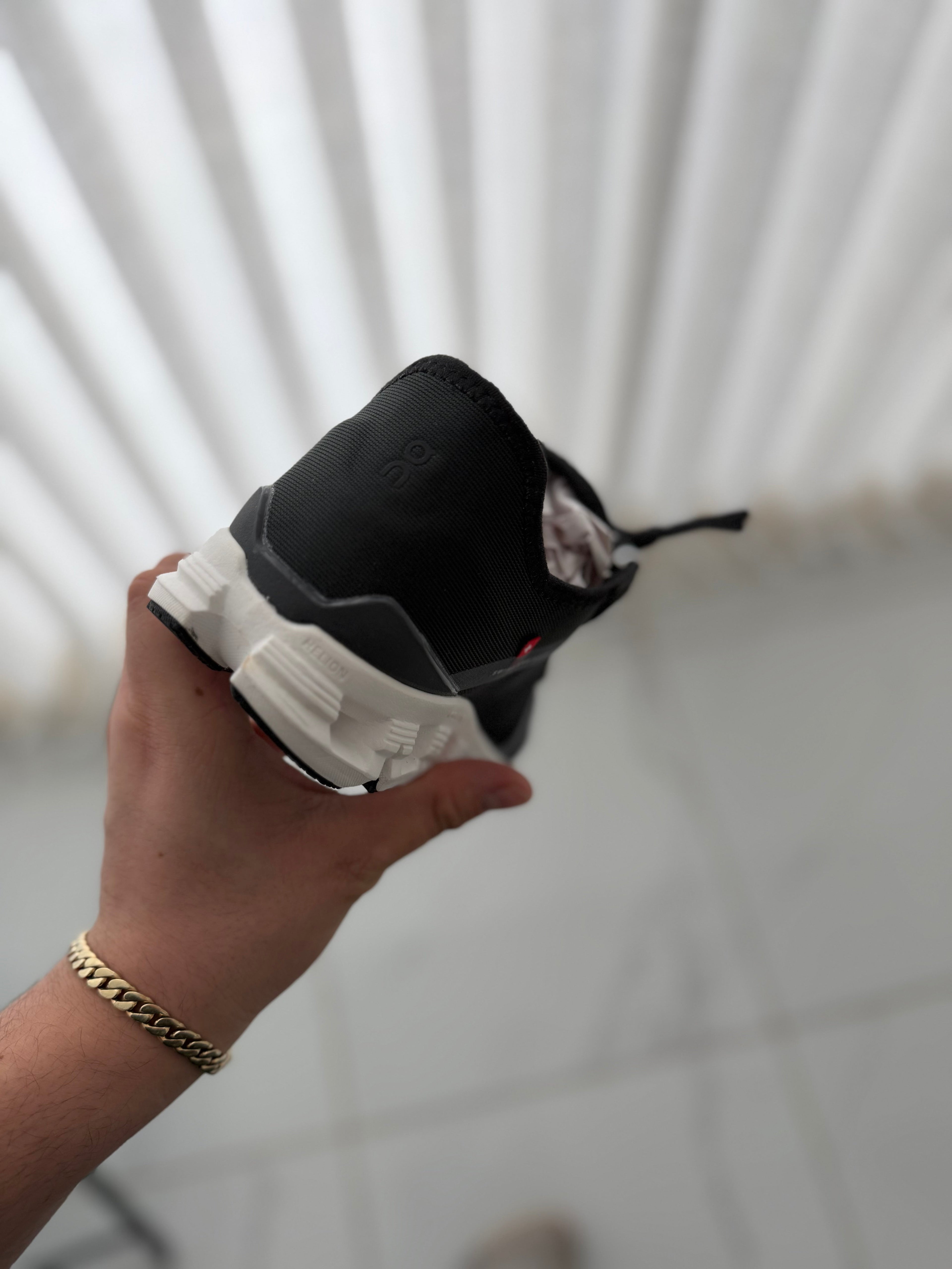 On cloud 6 negro